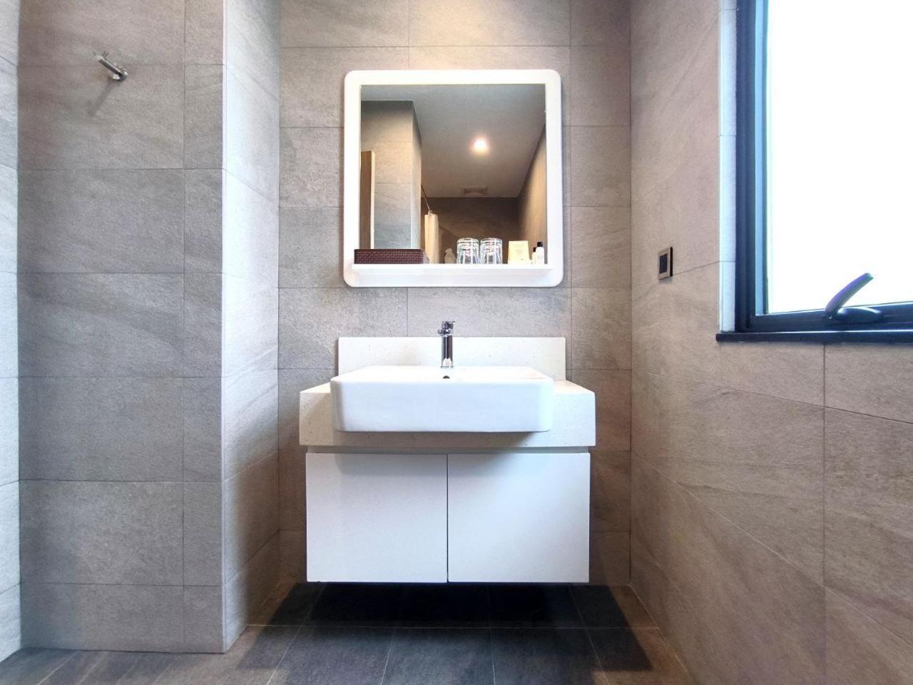 The View Serviced Residence 豪景日式酒店公寓 Пномпень Экстерьер фото
